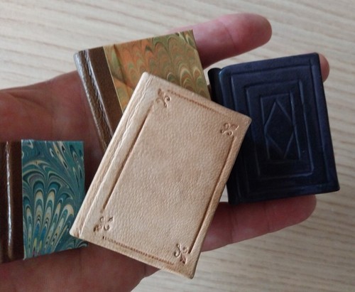 Mini libro oggetto pelle e - libro,